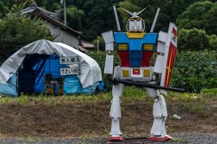 無人販売所を守るガンダム？