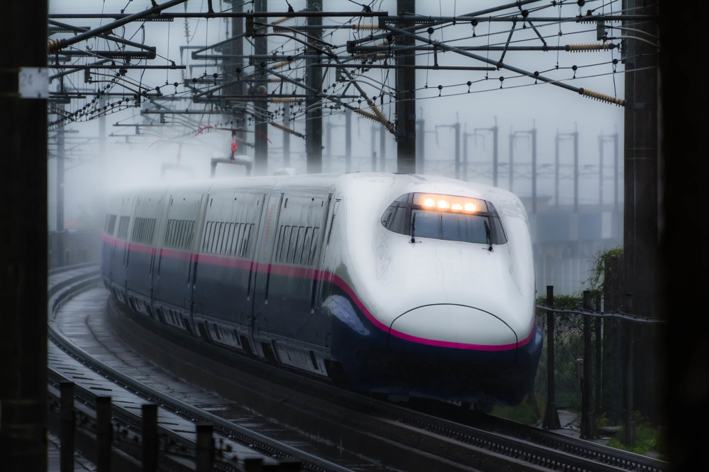 雨を切り裂き疾走するE2系