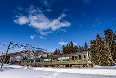 雪と青空と719系