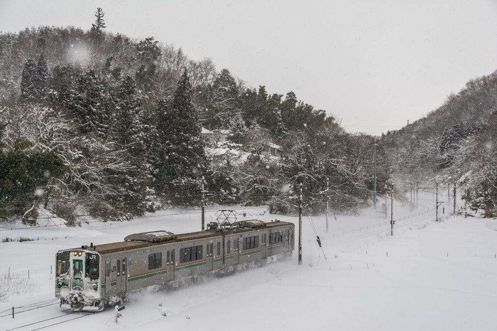 雪の中を豪快に走る７０１系