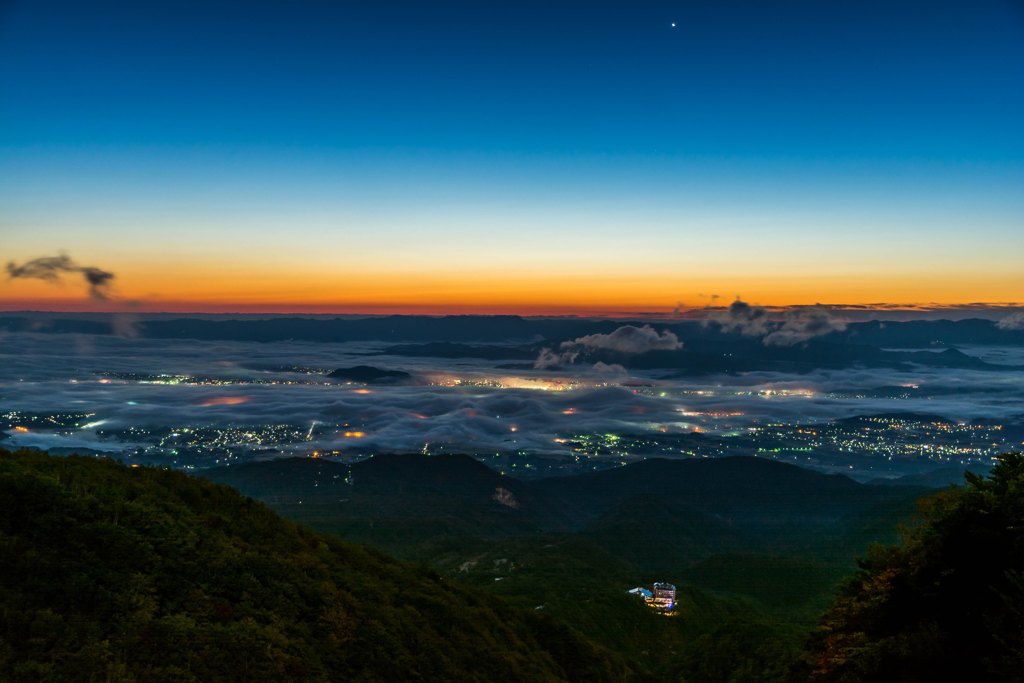 光と色が刻々と変化する「霧夜景」