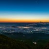 光と色が刻々と変化する「霧夜景」