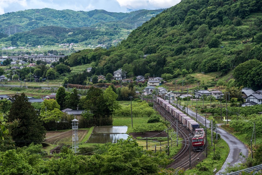 貨物列車のある風景