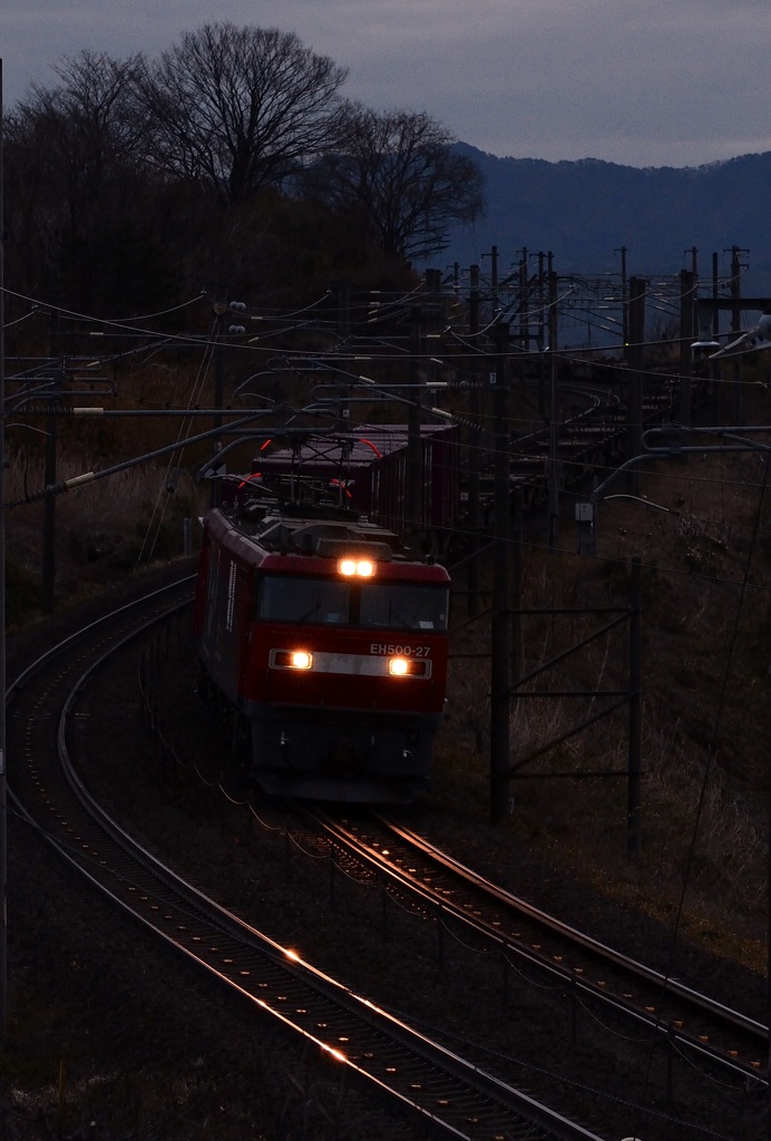 朝一番の貨物列車