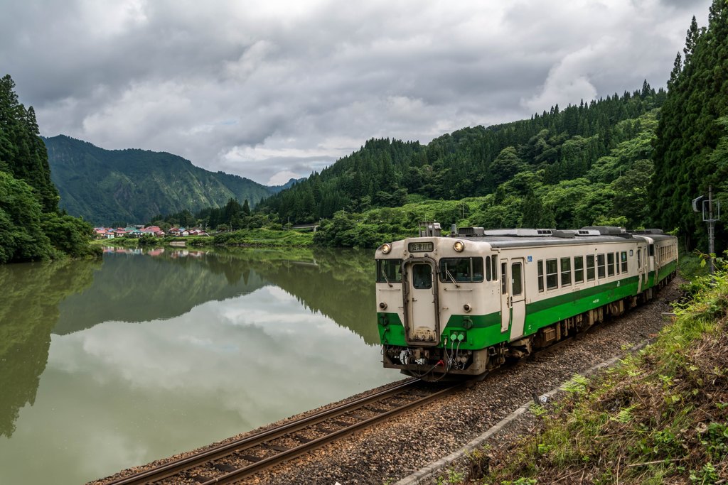 只見川に沿って…