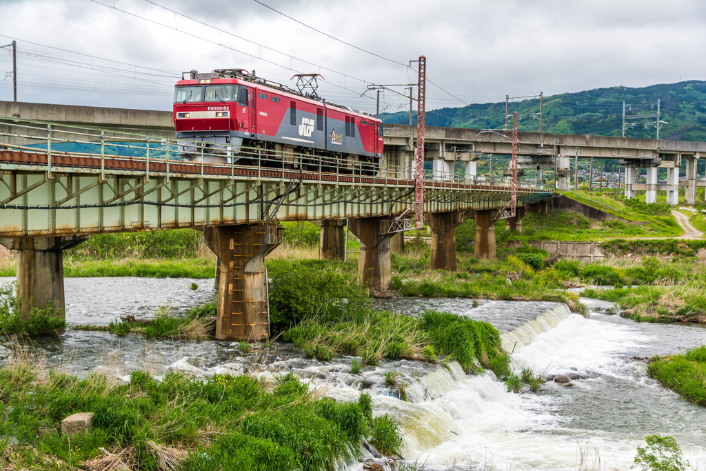 鉄橋を渡る回送貨物列車