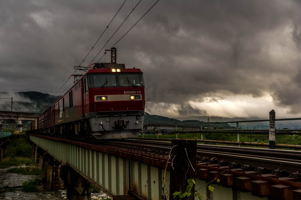 鉛色の空の下を行く貨物列車