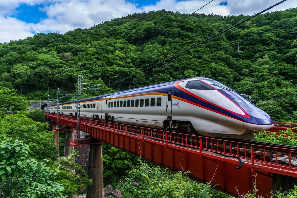 トンネルへと吸い込まれるつばさ