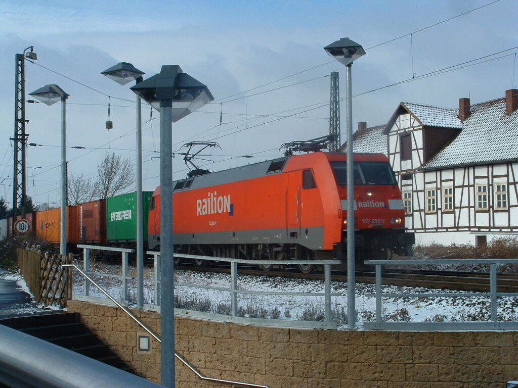 雪の日の貨物列車