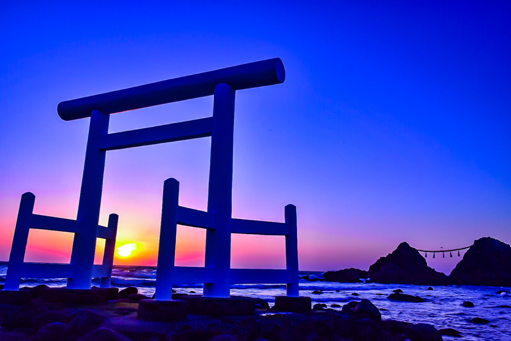 夕陽と鳥居と夫婦岩