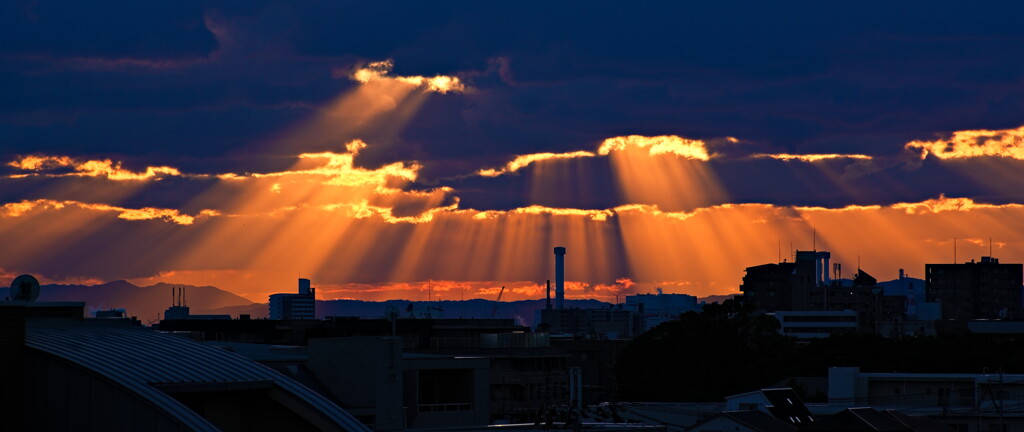 雲の穴から光が漏れる