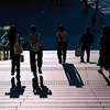 下る人々、折れる影