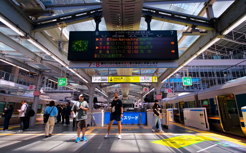 五月の日差しの駅構内