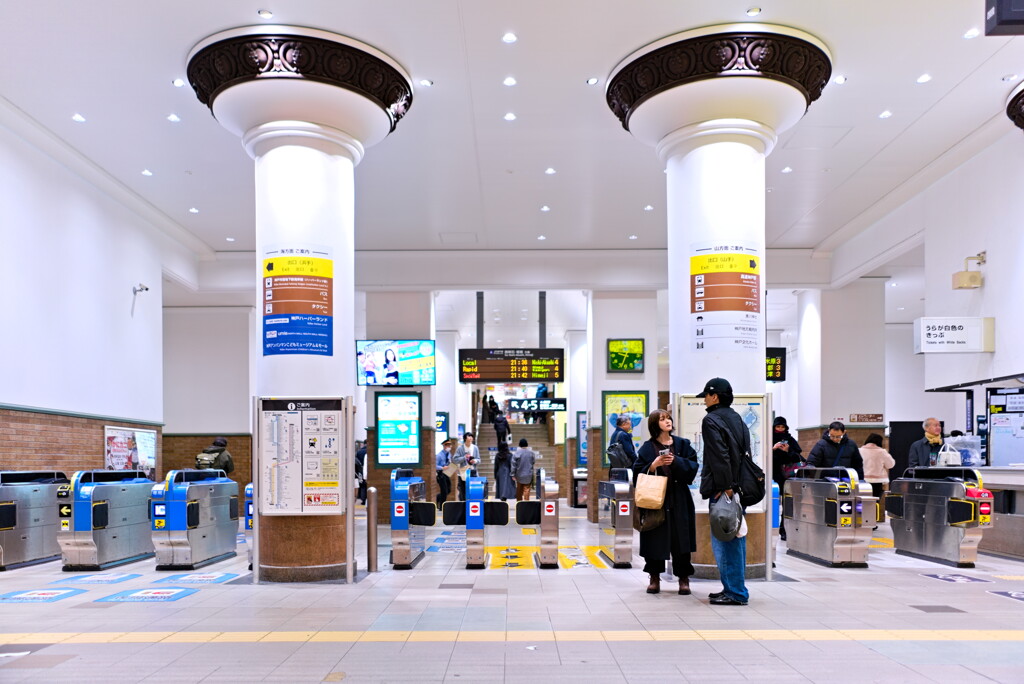 クリーンな駅改札口