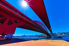 夏空の赤い橋