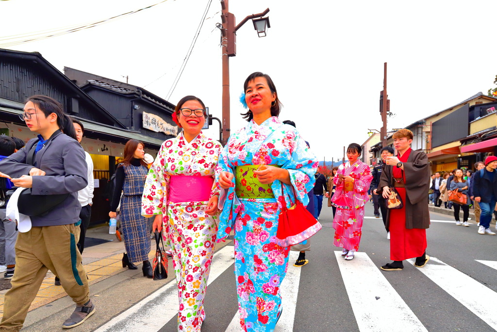 絶対日本人ではない和装の女性 ３