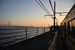 都会の秘境駅?　夕焼けの海芝浦駅