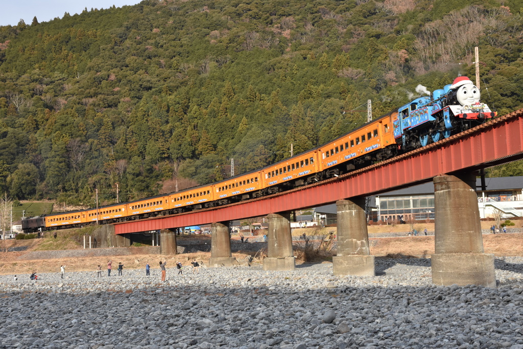 トーマス君夕日を浴びて走る・・・・