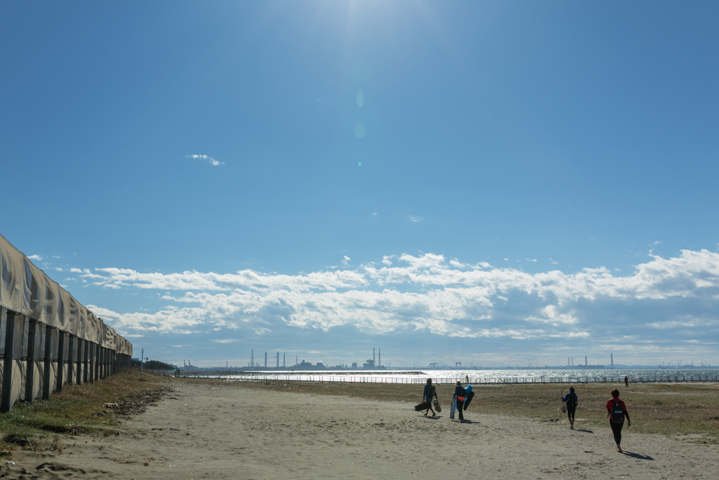 海に繰り出す人