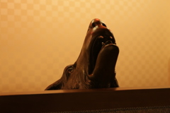 何？