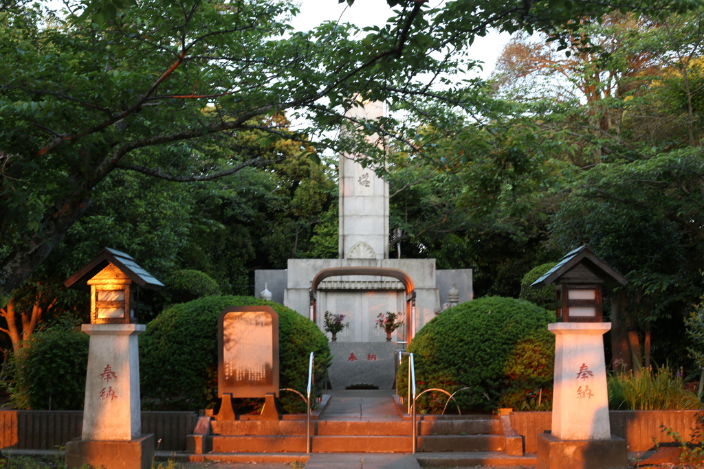きみさらづタワー下の碑