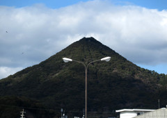 山が見ている