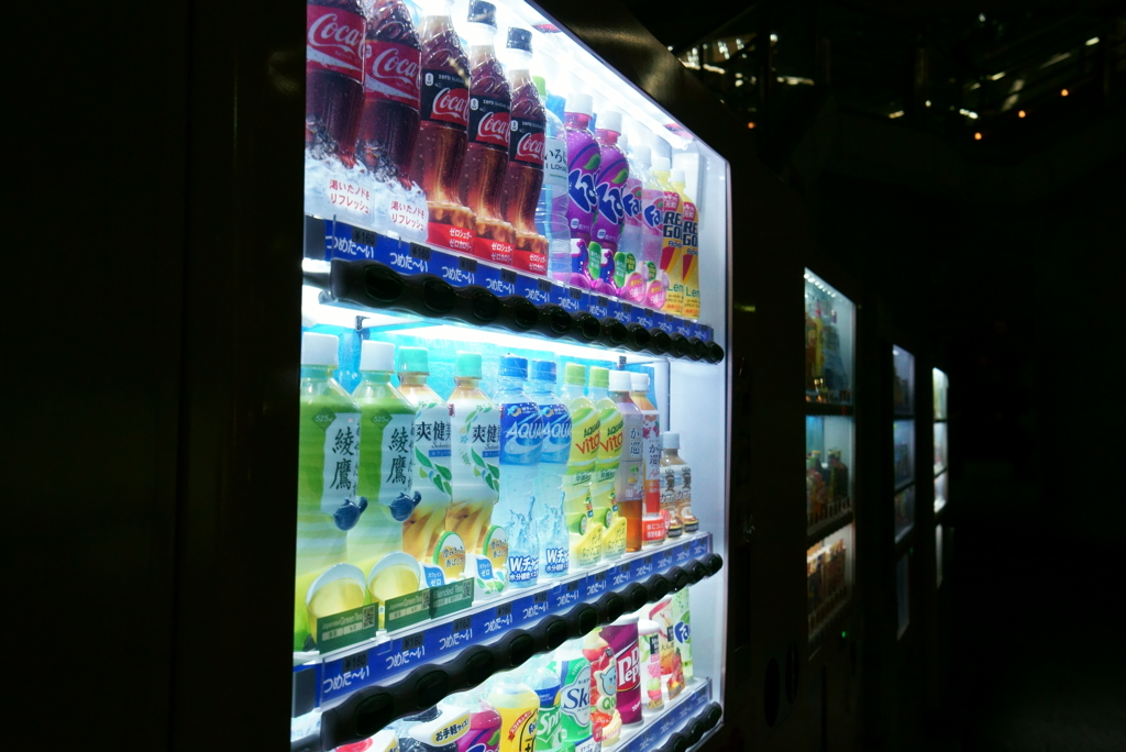 夜の自動販売機