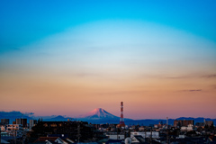 初日の出に照らされるベランダからの富士山（さいたま市）2019