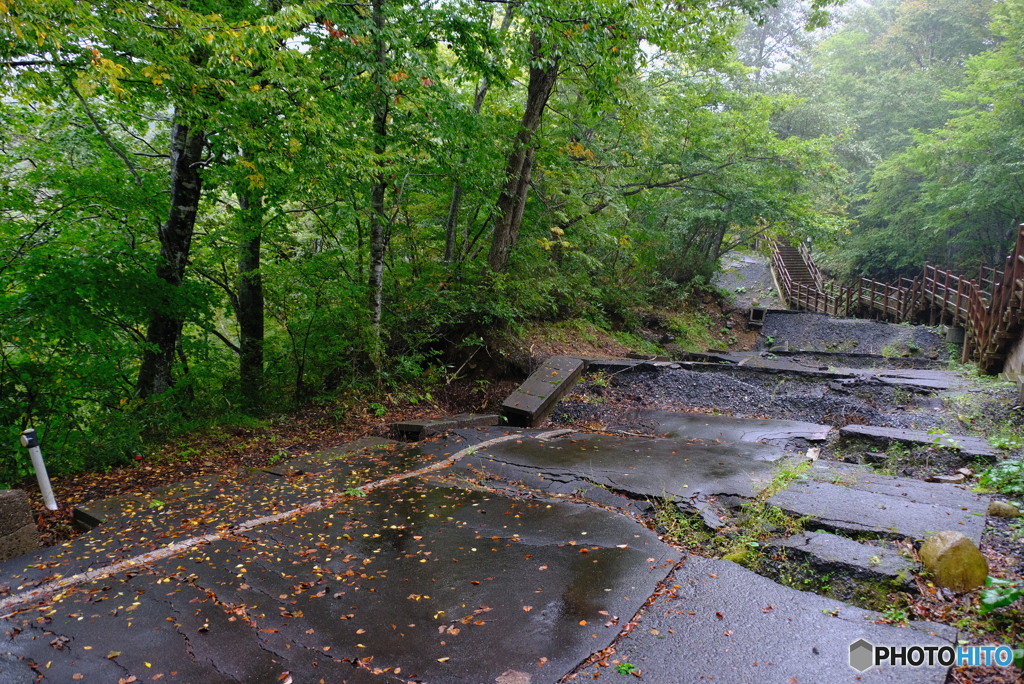 地震により歪んだ道路