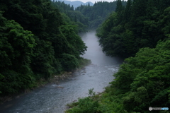 霧に消えゆく川