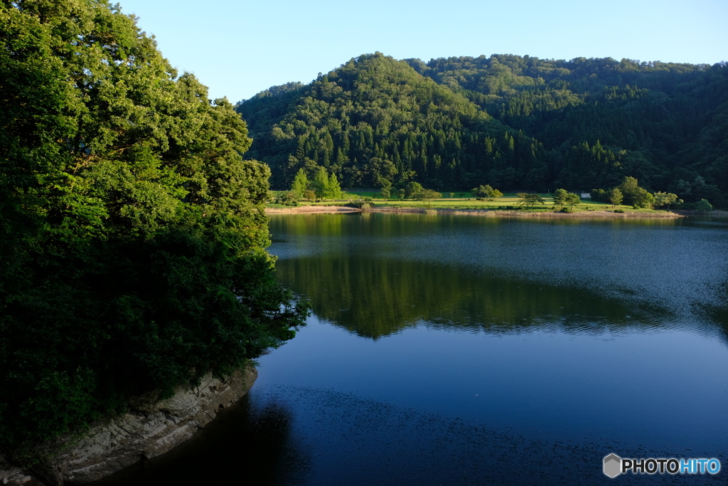 橋の上から見たダム湖