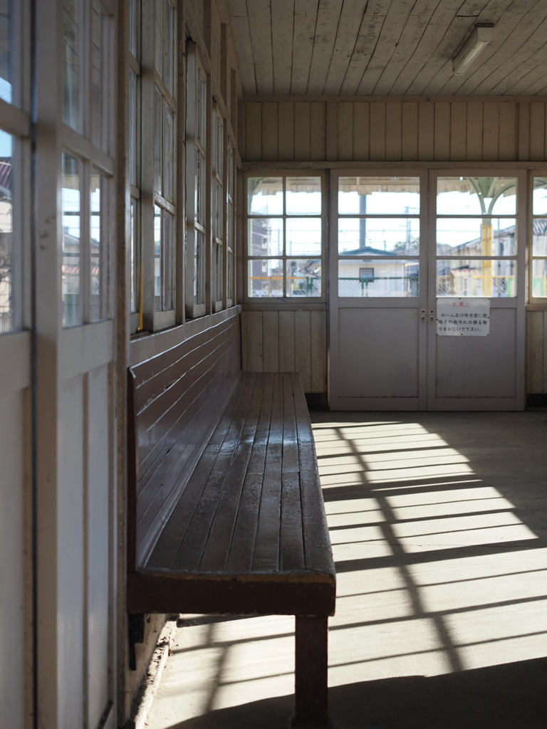 駅　待合室にて