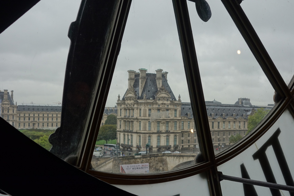 Paris オルセー美術館からルーブル美術館を眺める