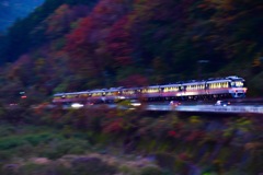 紅葉迫る山肌を縫うように疾走する特急ひだ