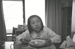 パンケーキ食べてる娘