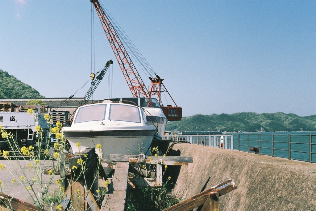 廃船とクレーン