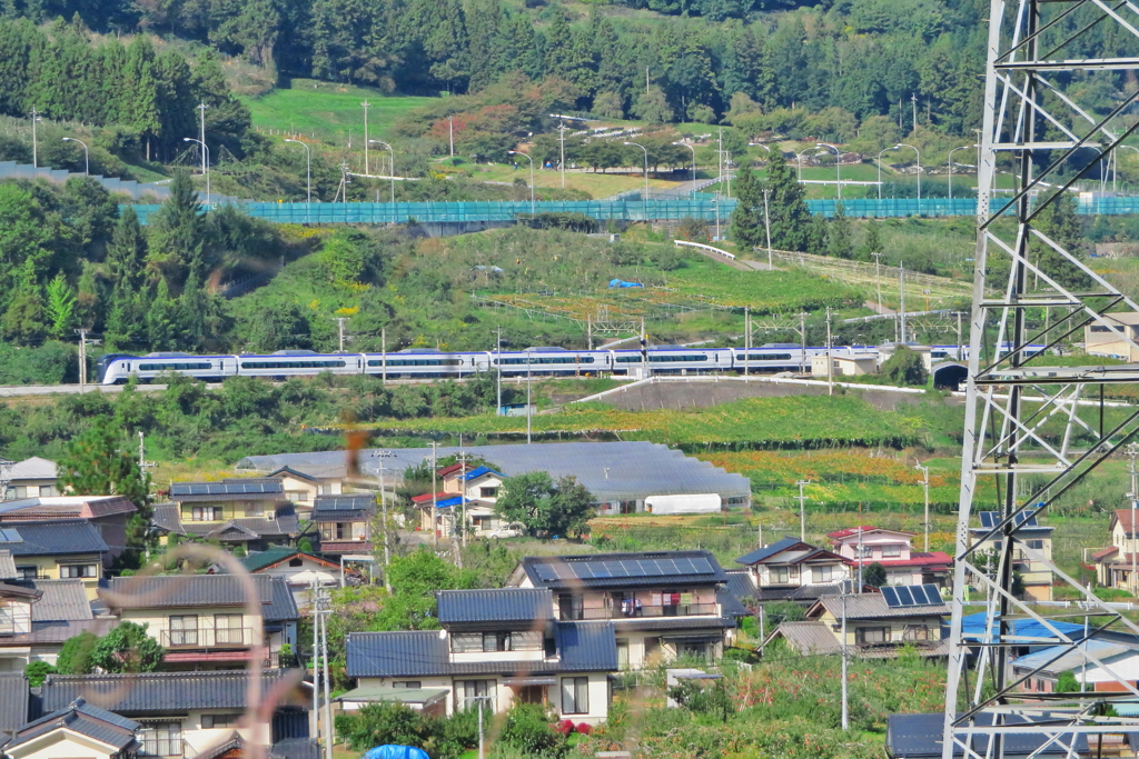 特急E353系が駆け抜ける里_1