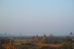 ミャンマー、バガン、朝日に赤く染まる仏塔と朝霧