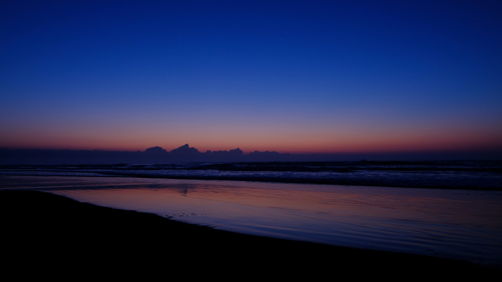 日の出前の浜辺