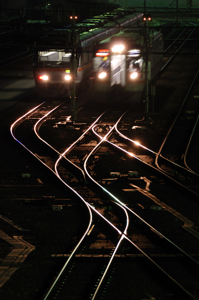 検車場、22時