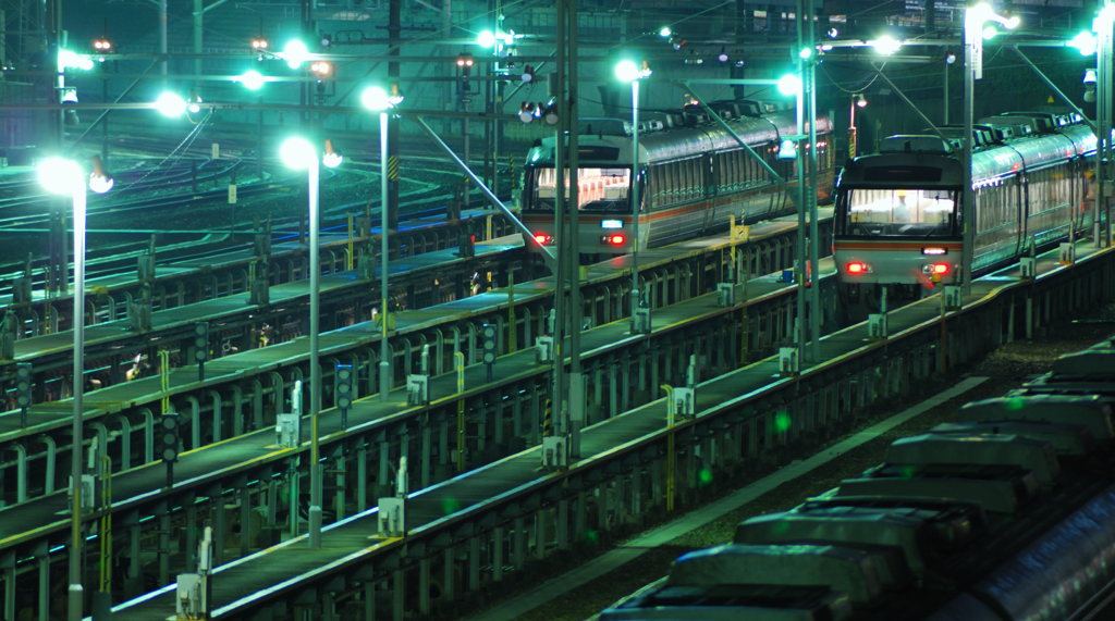 検車場、真夜中