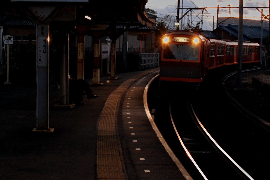 日没、特殊狭軌線Ｙ分岐駅_1M2T電車が合流へ