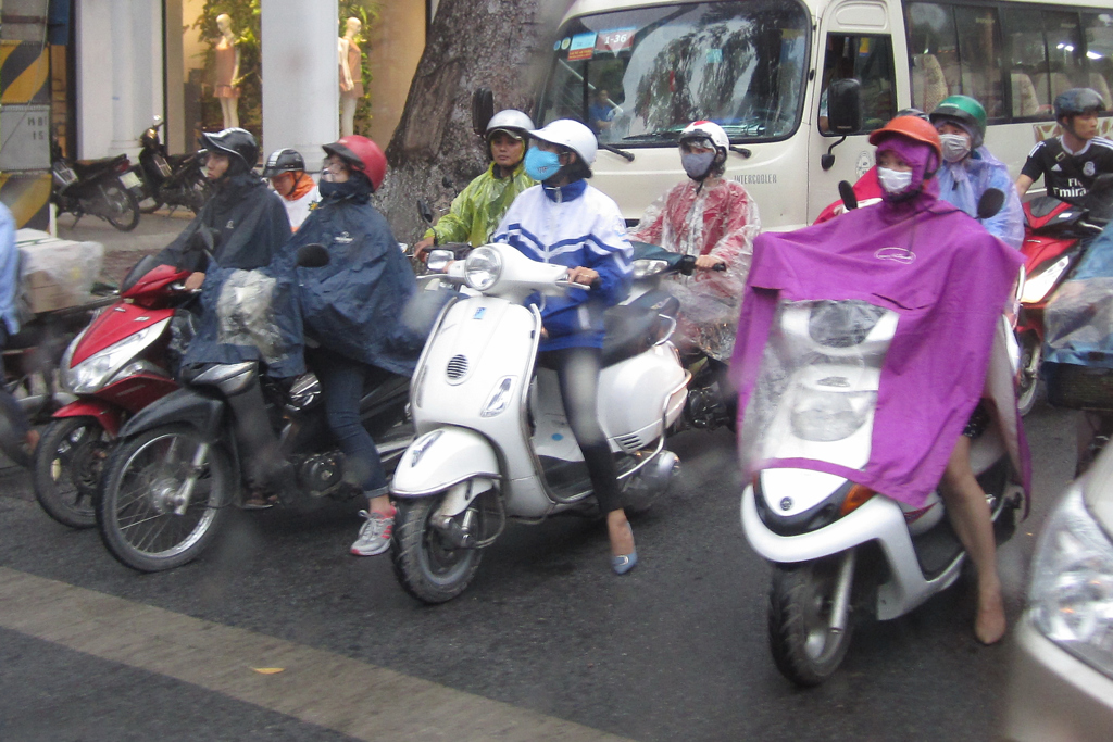 ベトナム、ハノイ、バイク用雨カッパ