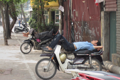 ベトナム、ハノイの街外れ、昼寝する人