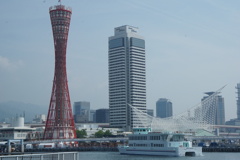 神戸ポートタワーとクルーザー２