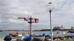 宇宙交信基地局とクレーン