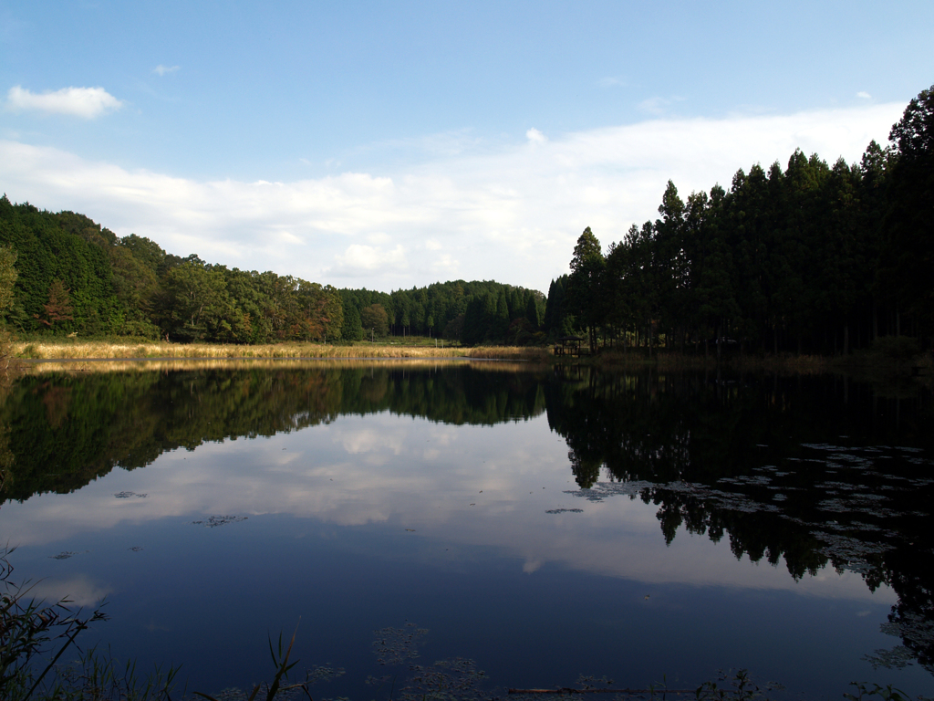 14、山々に囲まれた幻想的な鏡面池 龍王ヶ淵