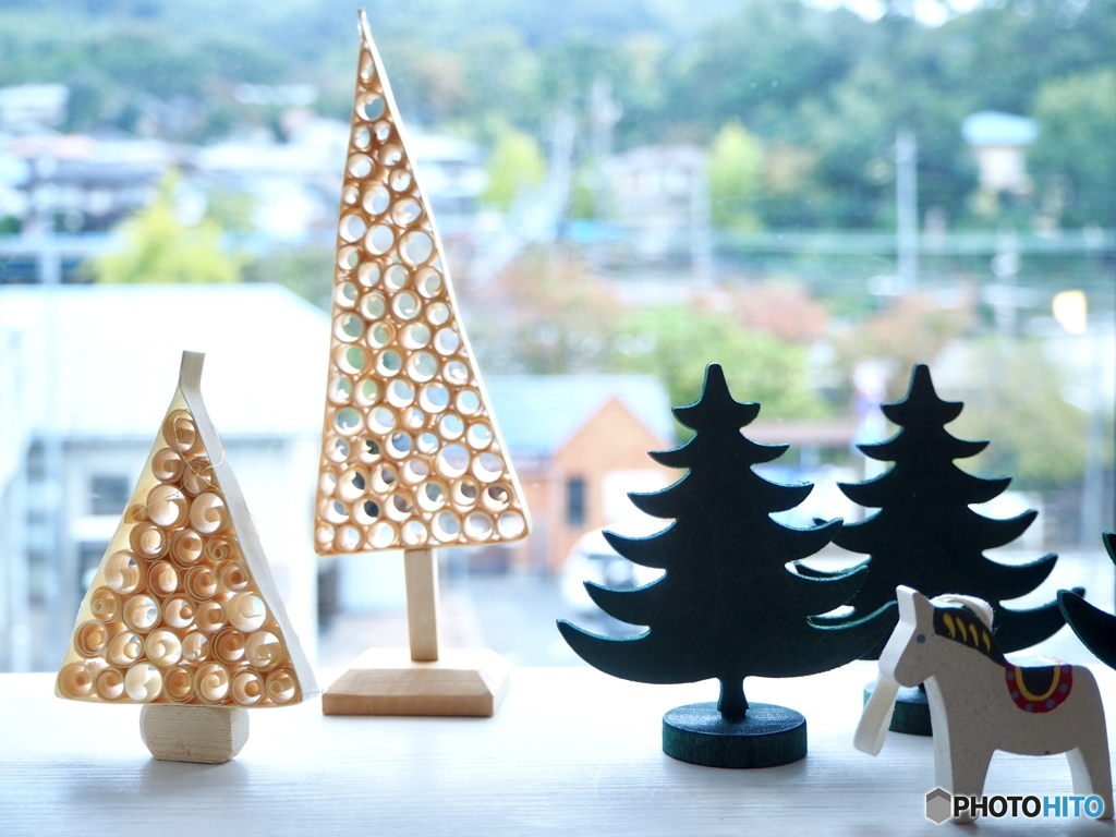 雑貨店の窓から…