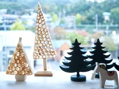 雑貨店の窓から…