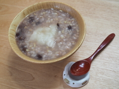 小豆粥に粟入り餅を一つ入れて